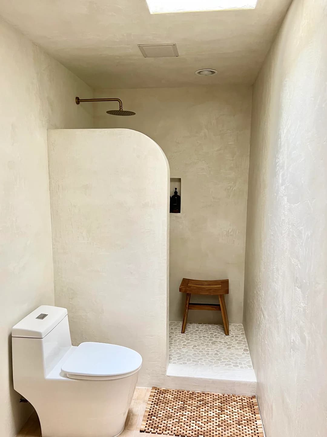 Microcement bathroom with curved wall