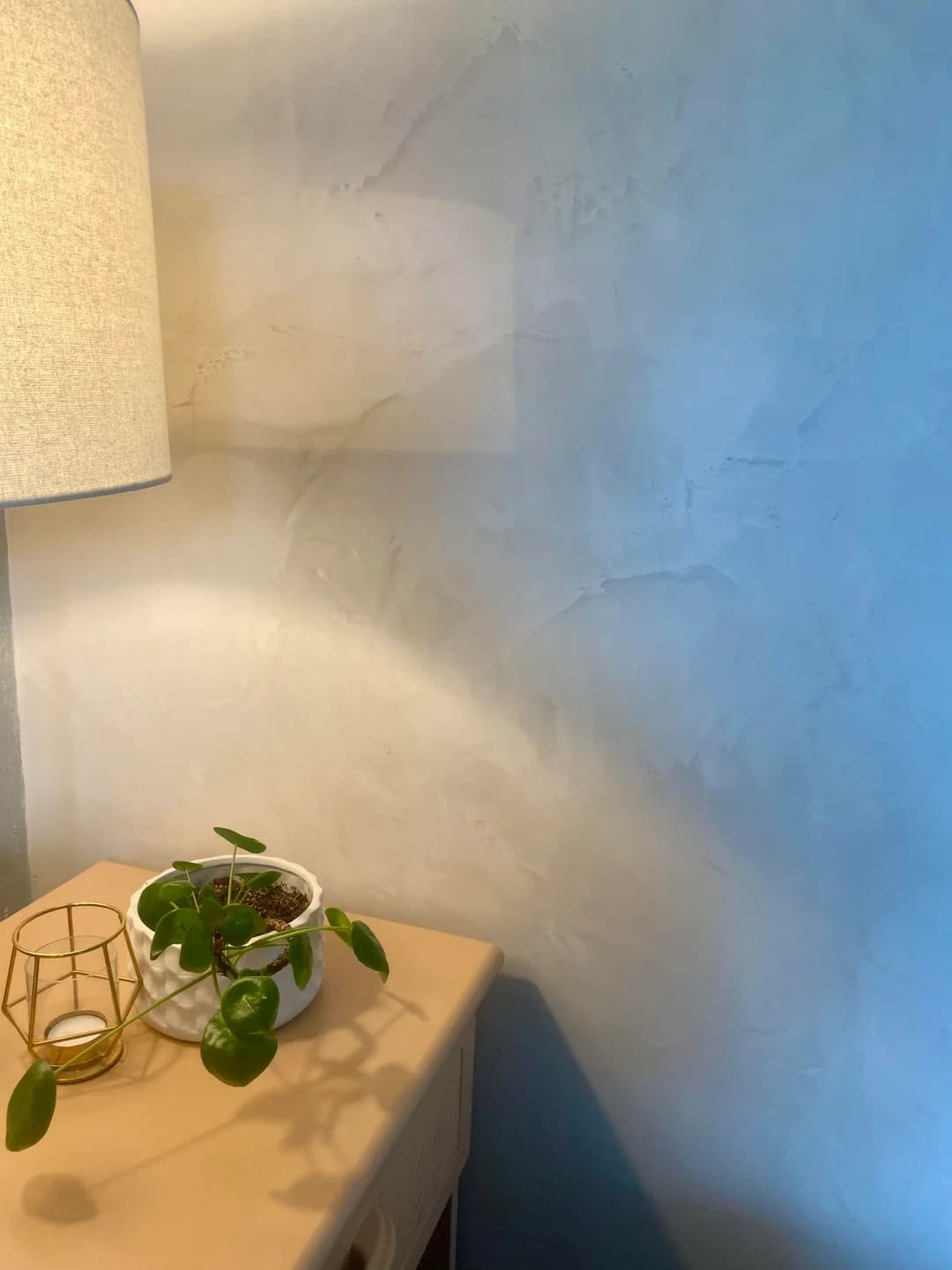Venetian plaster bedroom corner with lamp